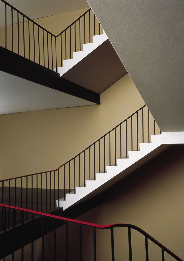 Thomas Demand, Treppenhaus / Staircase, 1995, C-Print / Diasec, 150 x 118 cm, © Thomas Demand, VG Bild-Kunst, Bonn 2009.