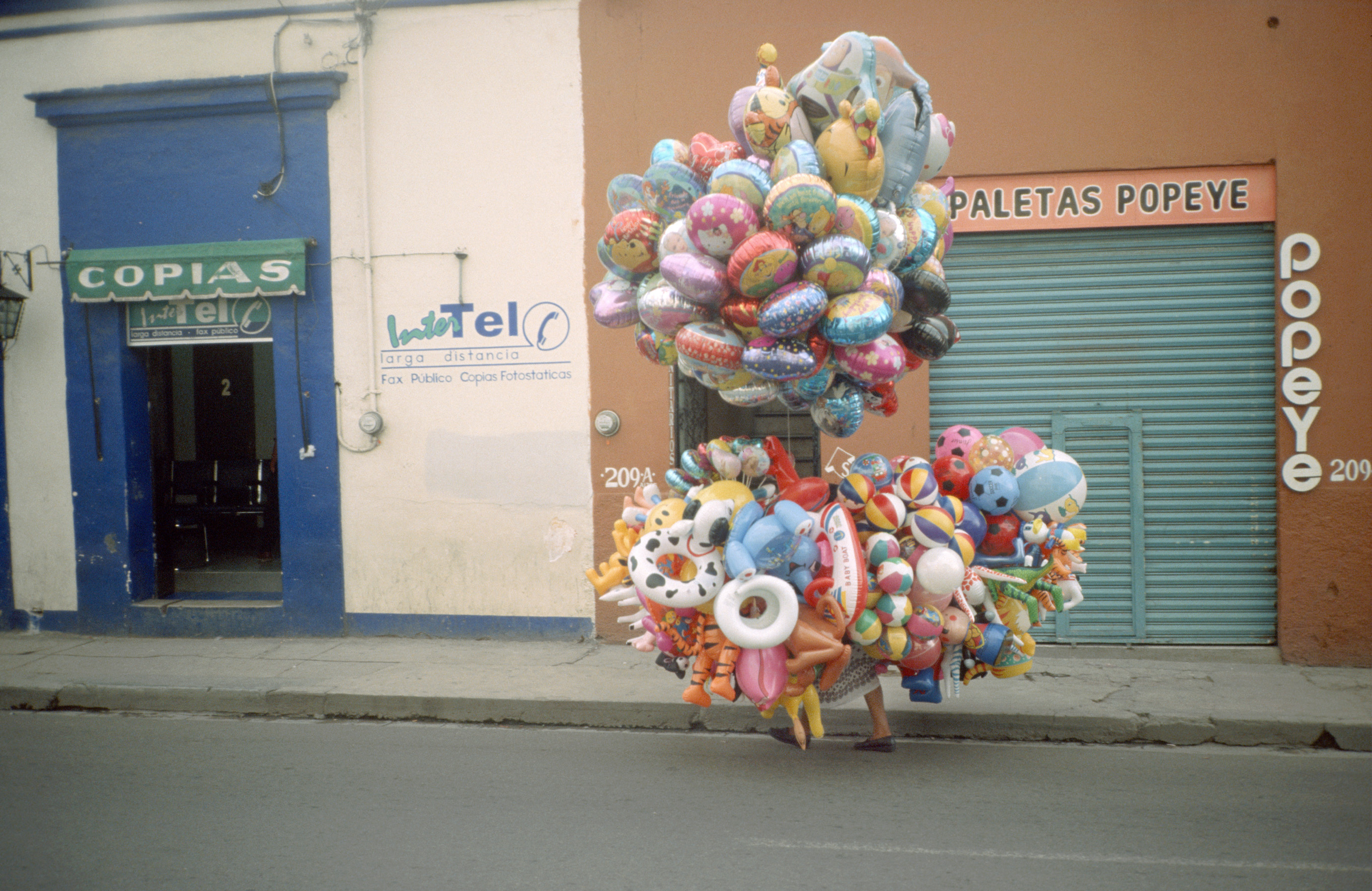 2.-Ambulantes-Pushing-and-Pulling-1992-2006-Mexico-City-80-35mm-slides-carousel-3